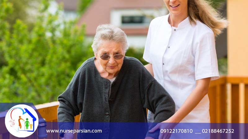 چگونه برای سالمند پرستار مناسب پیدا کنیم؟ راهنمای کامل مراقبت از والدین در منزل
